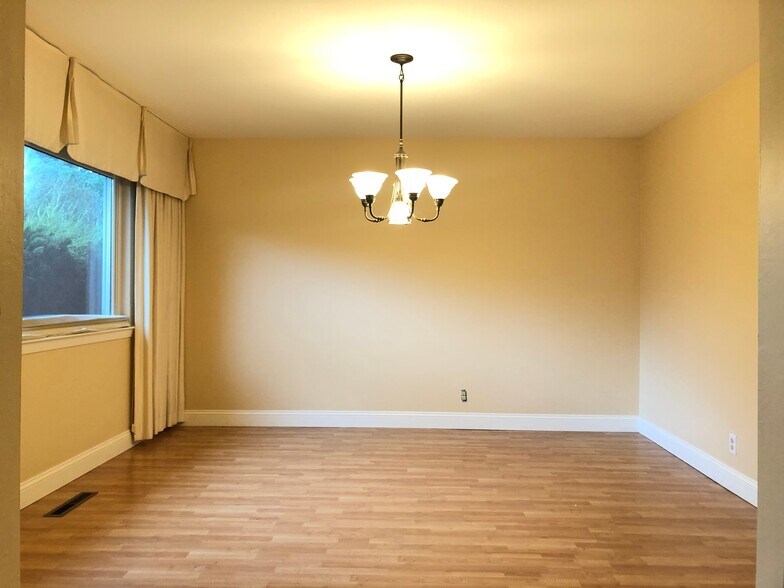 Building Photo - 251 Silverado Ct