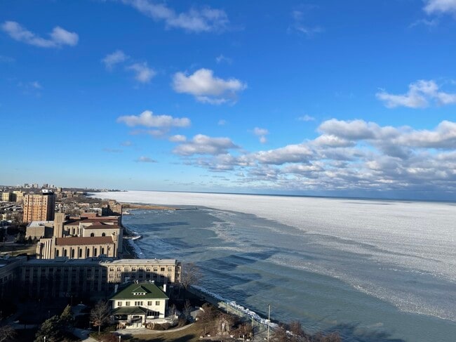 Building Photo - 6325 N Sheridan Rd