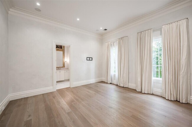 Building Photo - 3868 Olympia Dr