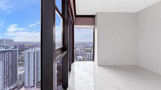 Building Photo - 700 NE 24th St