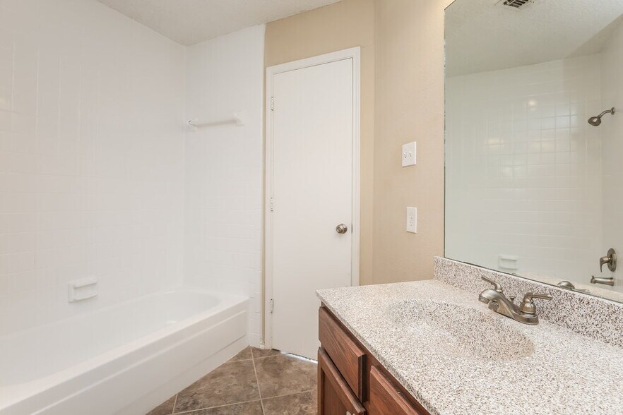 Building Photo - 406 Kalmia Dr