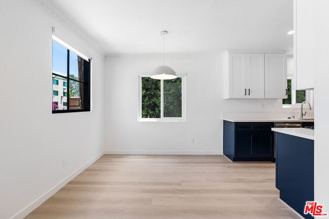 Building Photo - 527 S Barrington Ave