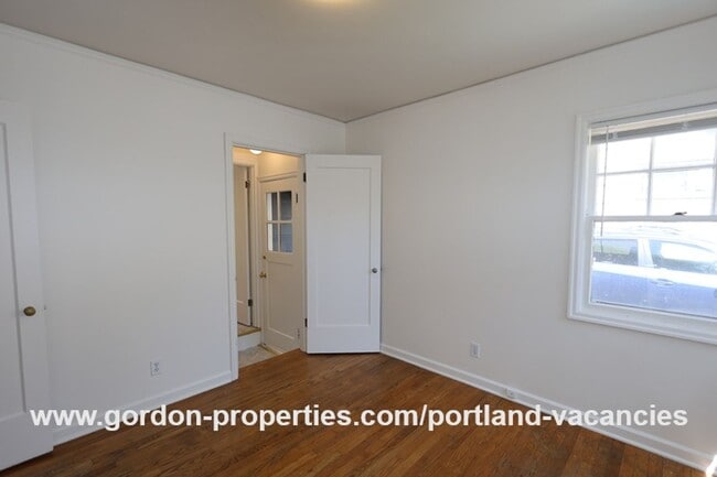 Building Photo - SE 57th Ave - 5 bedroom home with fireplac...
