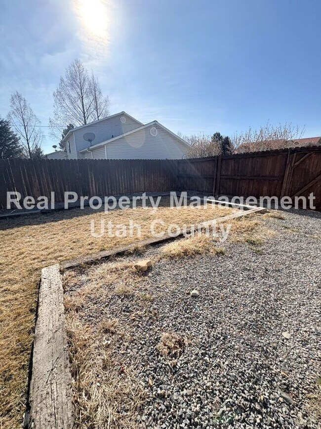 Building Photo - 614 N 550 E St