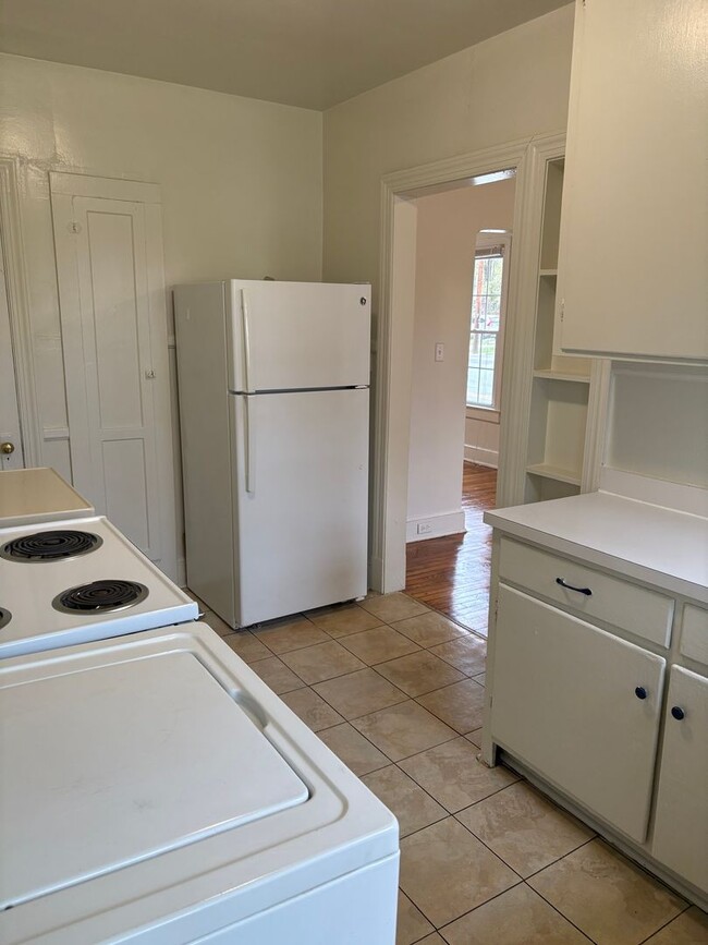 Building Photo - Spacious Townhouse Near Duke and Broad St / Fenced Yd