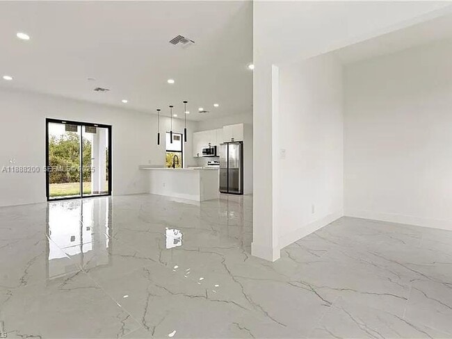 Building Photo - 853 Frederick Reid St E