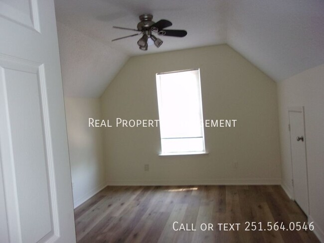 Building Photo - 3 Bedroom 2 Bath Daphne Townhouse 1400 sqft