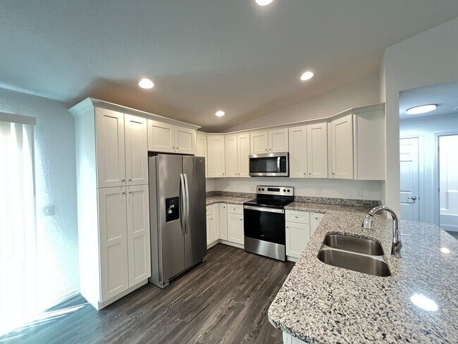 Building Photo - Beautiful 3 Bedroom, 2 Bathroom Home in Oc...