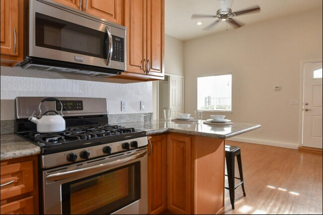 Building Photo - 675 Hamline St