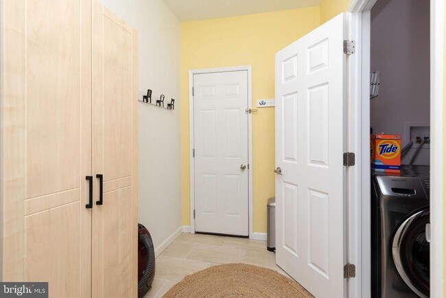 Building Photo - 456 Winona St