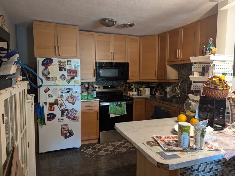 Kitchen with island for a table - 12 Riverside St