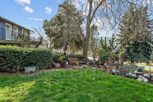 Building Photo - 6830 N Richmond Ave