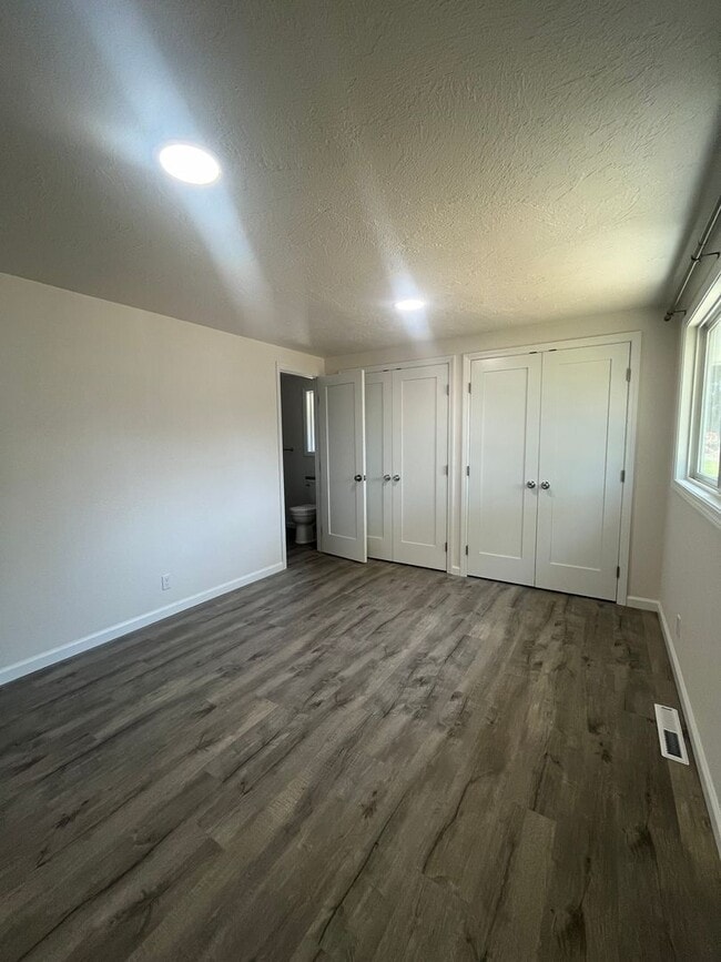 Building Photo - 3-Bedroom 2-Bathroom home in Eugene. Full Remodel!