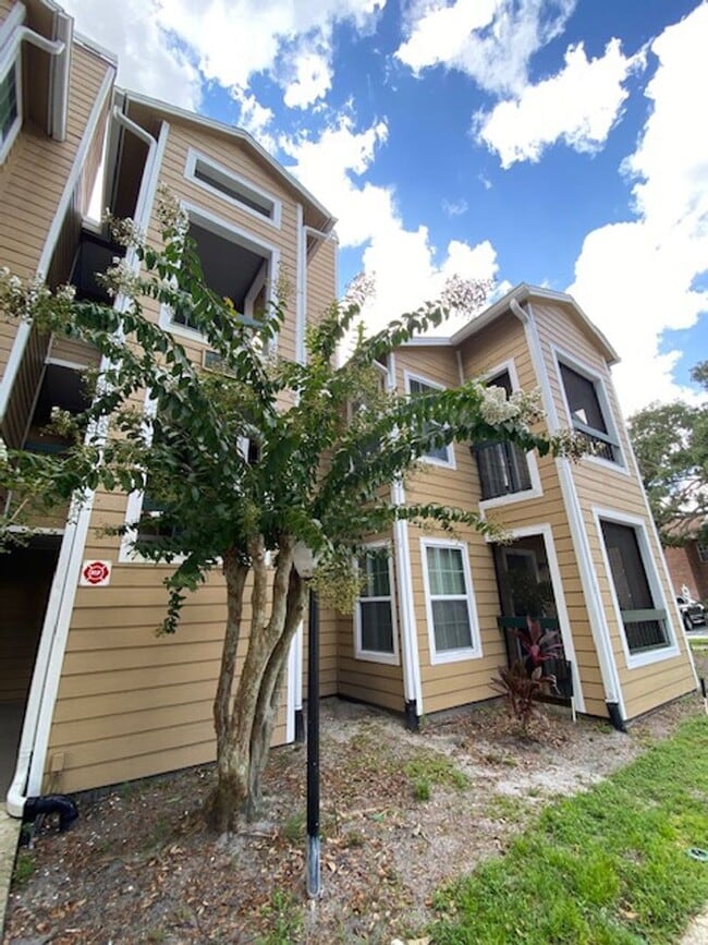 Building Photo - $300 OFF FIRST MONTHS RENT!/ 2 BEDROOM 2 B...