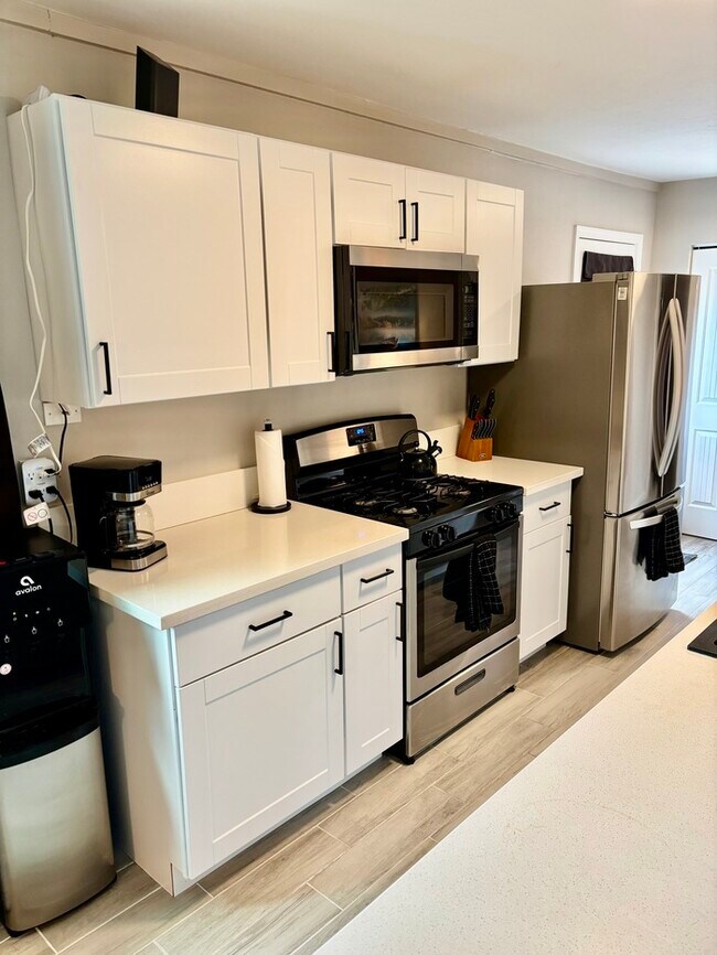 Building Photo - Three bedroom, Two bath