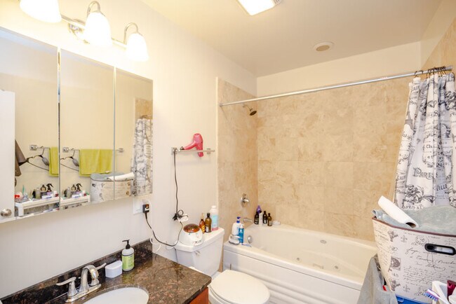 Building Photo - 6301 N Francisco Ave