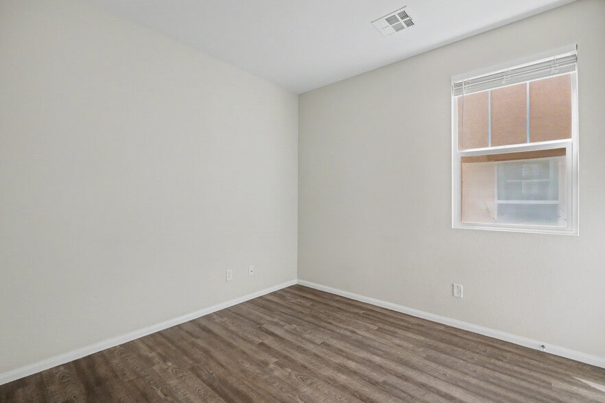 Building Photo - 2962 Duverney Ave
