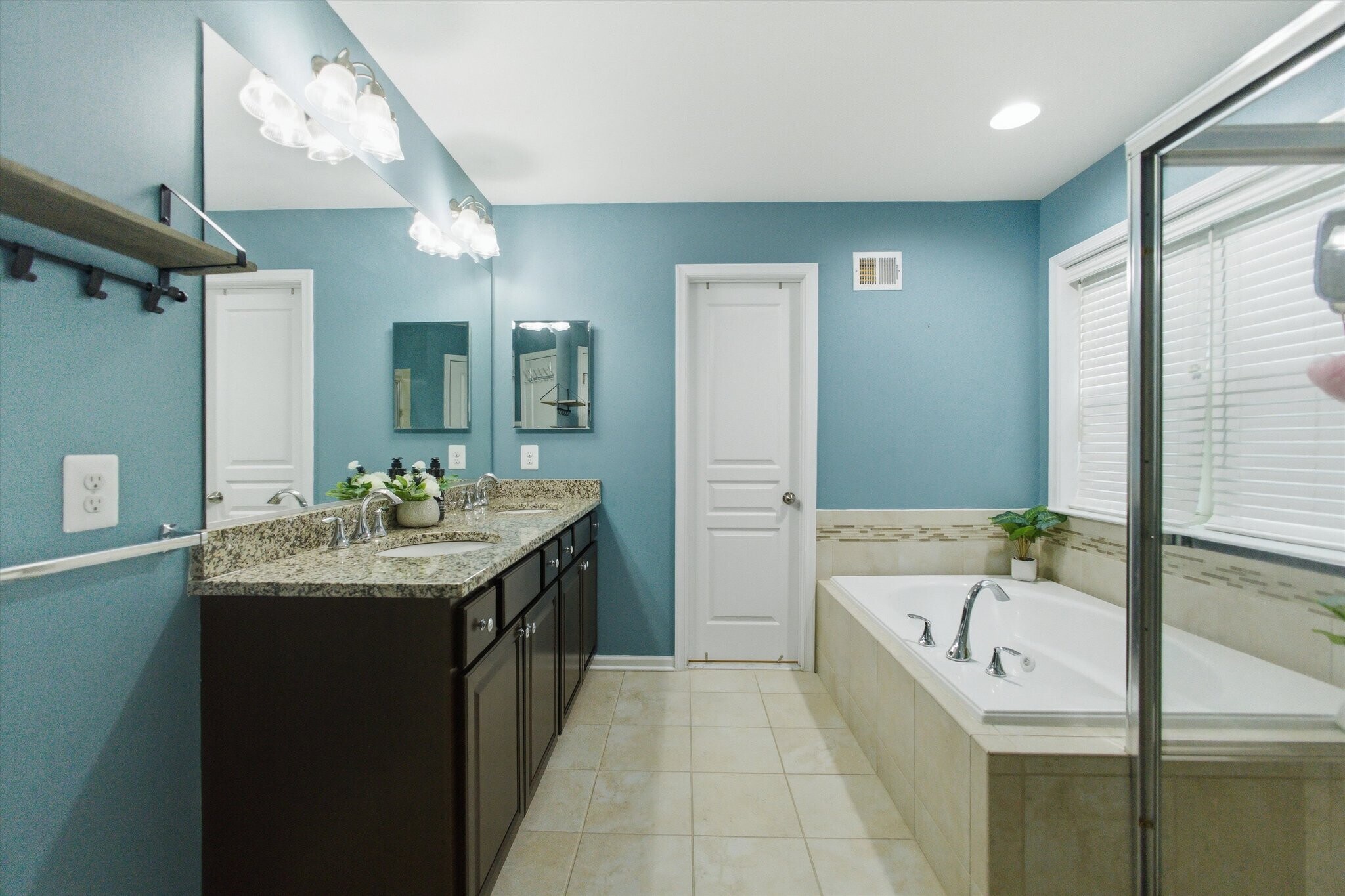 Building Photo - 7585 Holly Ridge Dr