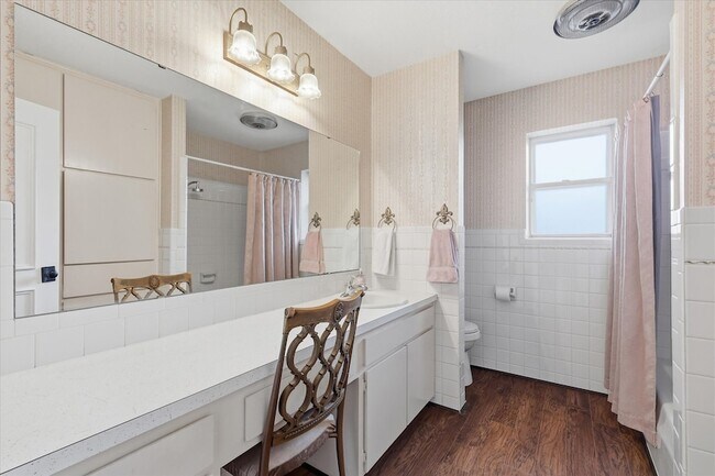 Building Photo - 217 E Louella Dr