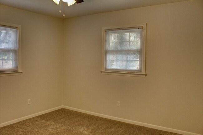 Building Photo - Well maintained ranch home available June ...