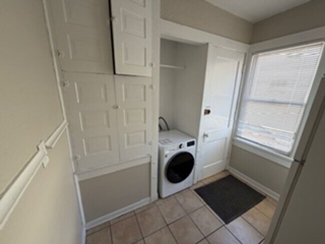 Building Photo - 2065 Summit St