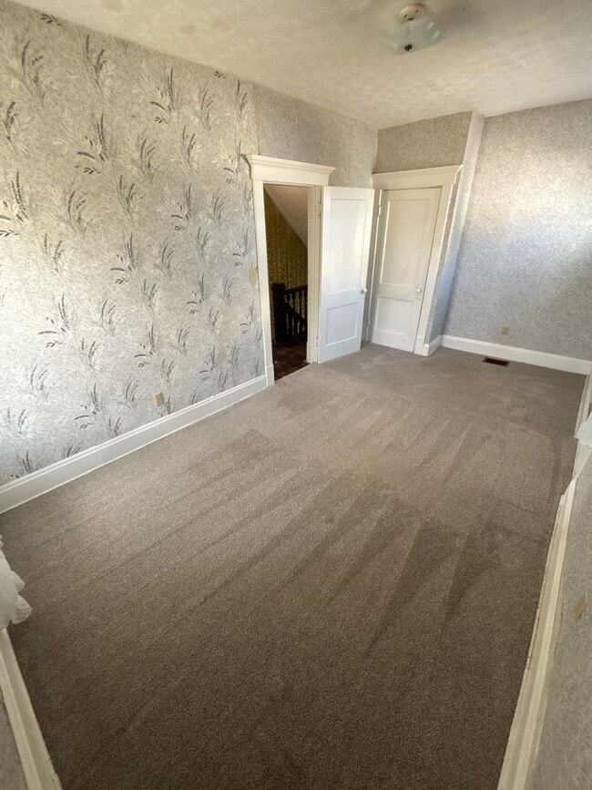 Building Photo - 4 Bedroom, 2 Bathroom House