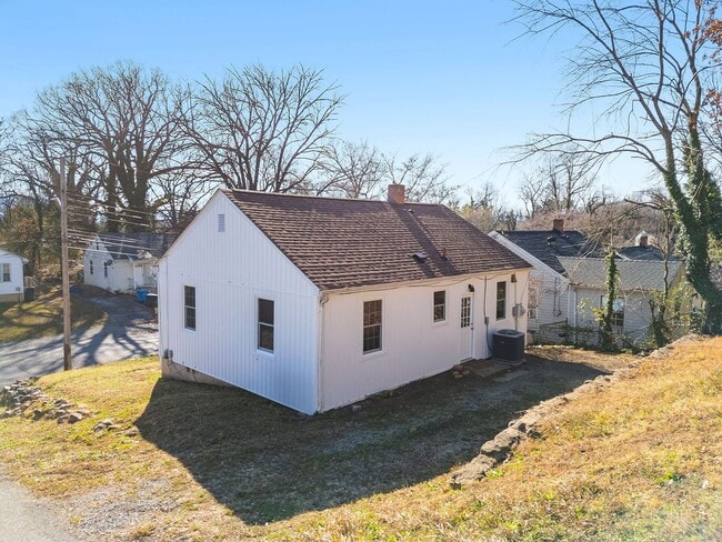 Building Photo - 2 Bedroom, 1 Bathroom newly renovated home for rent off Williamson Rd!