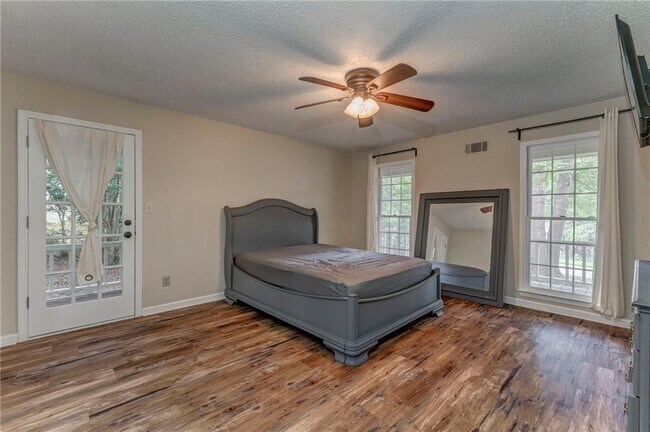 Building Photo - 58 Regent Ct