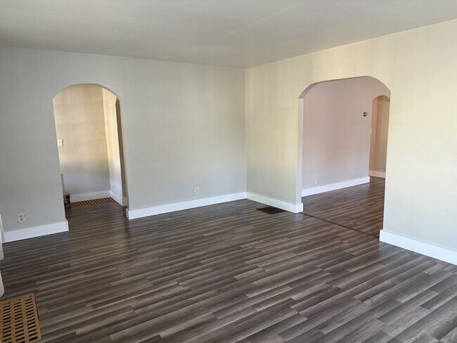 Building Photo - Charming 4 Bedroom Home with 2 Full Baths in Grand Rapids