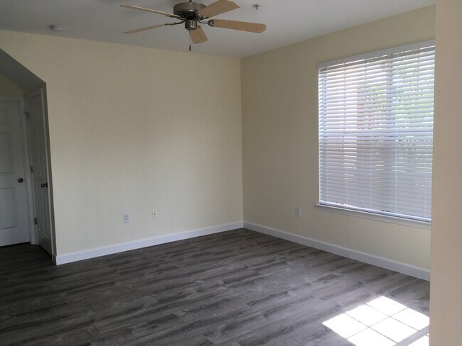 Building Photo - 12879 Madison Pointe Cir