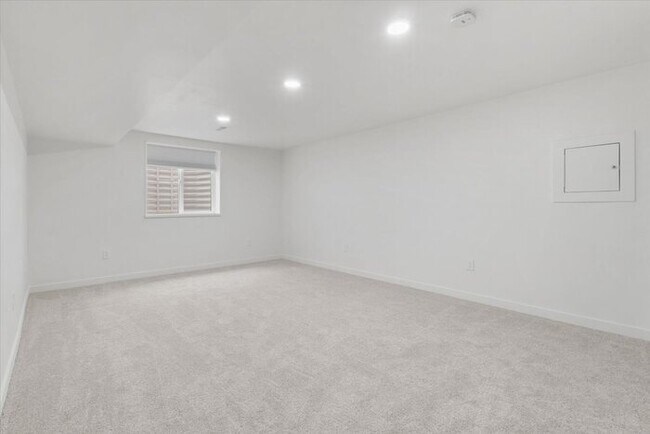 Building Photo - Charming 3BR 2 BA w/ Attached Garage in Centennial! Owner is offering 50% off one month's rent!