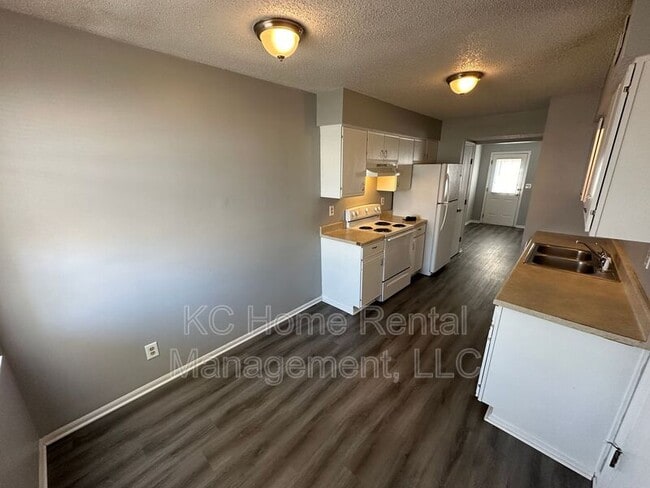 Building Photo - 506 A Skyvue Dr