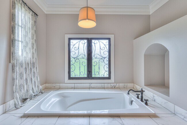Building Photo - Stunning Executive Townhome in the Heart o...