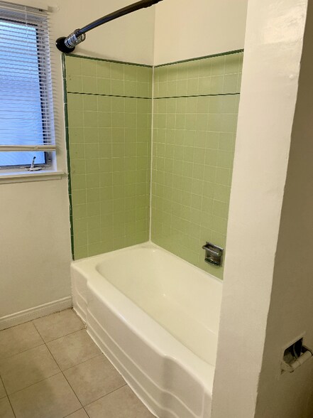 Building Photo - 1850 N La Brea Ave