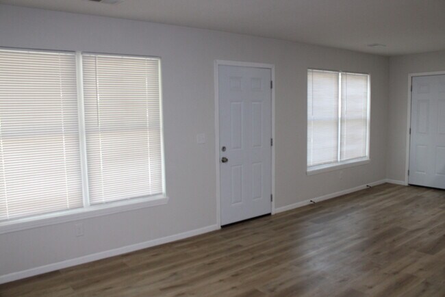Building Photo - 3bed 1 bath in Independence - Newer Build