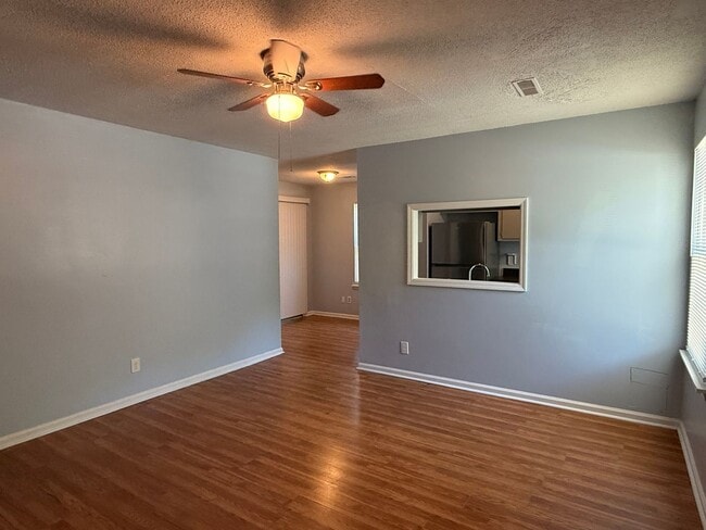 Building Photo - Freshly Painted 2Br 2Ba Duplex