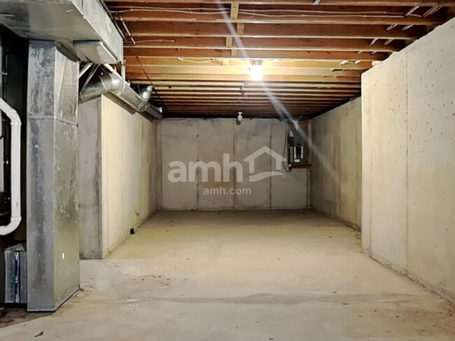 Building Photo - 221 Shawnee Ct