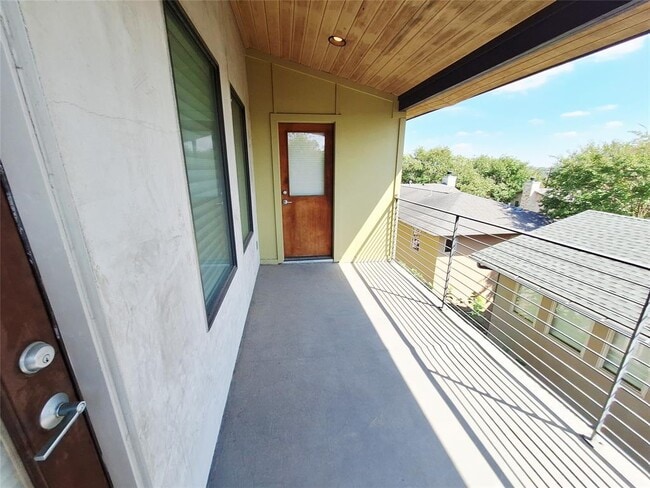 Building Photo - 607 Peacock Ln