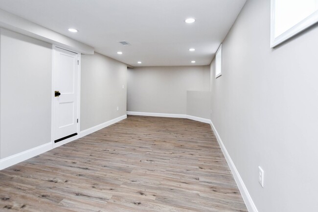 Building Photo - 4 Bedroom 2.5 Bathroom Open Floor Plan 3 S...