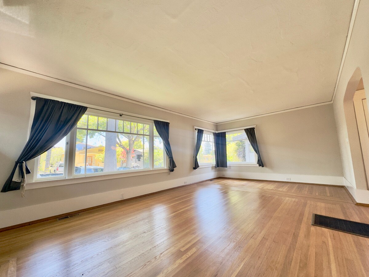 Building Photo - 2309 Derby St