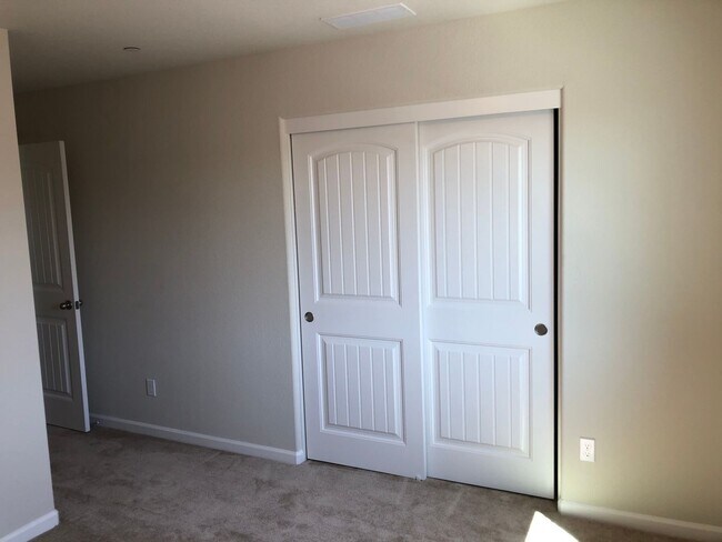 Building Photo - Modesto 3 Bedroom 2.5 Bath Newer Construction