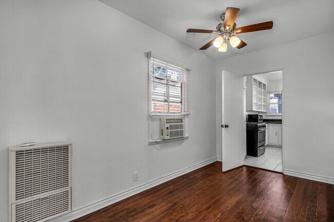 Building Photo - Excellent WeHo location!