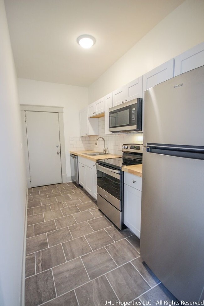 Building Photo - Updated 2 Bedroom 1 Bathroom in Downtown C...