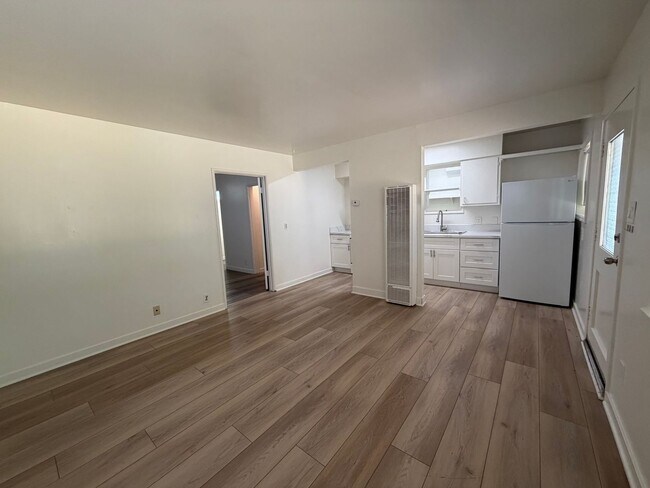 Building Photo - 622 S Kalmia St