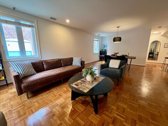 Building Photo - Gorgeous 2-Bed/2-Bath Condo in the Heart of Old City! Available August 1st!