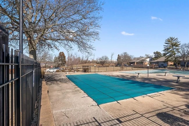 Building Photo - 700 Ridgeside Dr