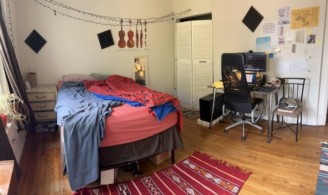 Building Photo - 3840 W Roscoe St