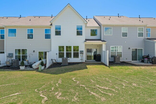 Building Photo - Sleek & Stylish 3 Bed, 2.5 Bath Townhome in Prime Location $2,100/mo rent