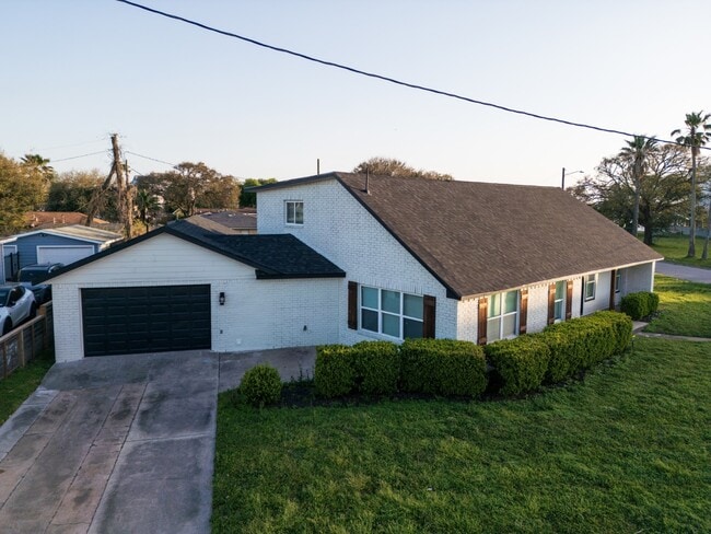Building Photo - 1402 Bayou Shore Dr