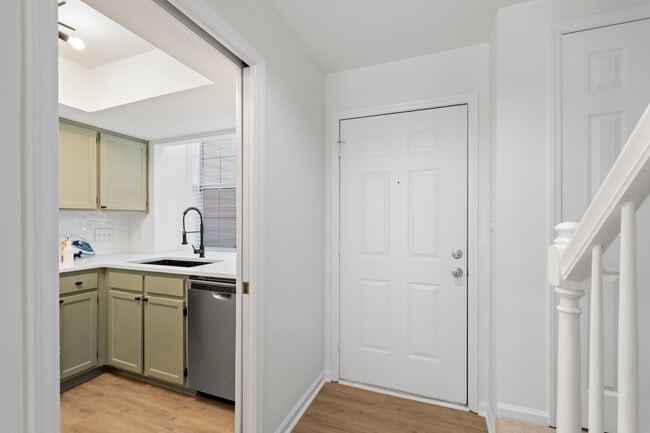 Building Photo - 9231 Kings Canyon Dr